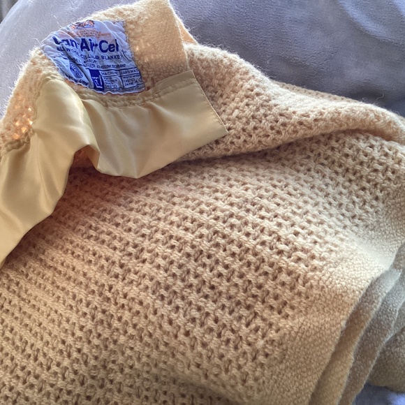 VINTAGE MUTED YELLOW/BEIGE PURE SCOTLAND WOOL SATIN TRIM BLANKET - Picture 12 of 12